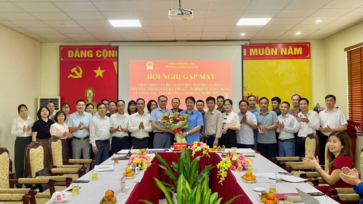 Trường Cao đẳng nghề Phú Thọ đã hoàn tất việc tiếp nhận 29 cán bộ, giáo viên của trường Trung cấp Kỹ thuật - Nghiệp vụ Sông Hồng. Ảnh: LCC