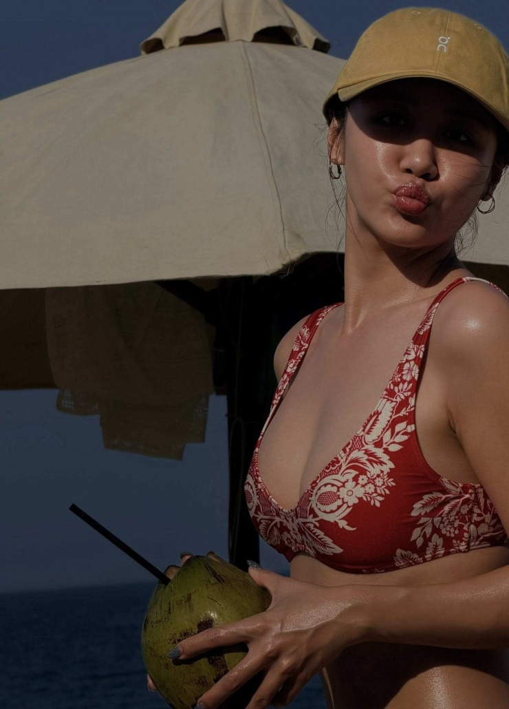 Sau thành công của lần lấn sân điện ảnh, Văn Mai Hương đã dành thời gian nghỉ ngơi tại một địa điểm du lịch biển thơ mộng. Nữ ca sĩ nhanh chóng thu hút sự chú ý khi chia sẻ loạt ảnh mới với phong cách quyến rũ, đầy sức sống.