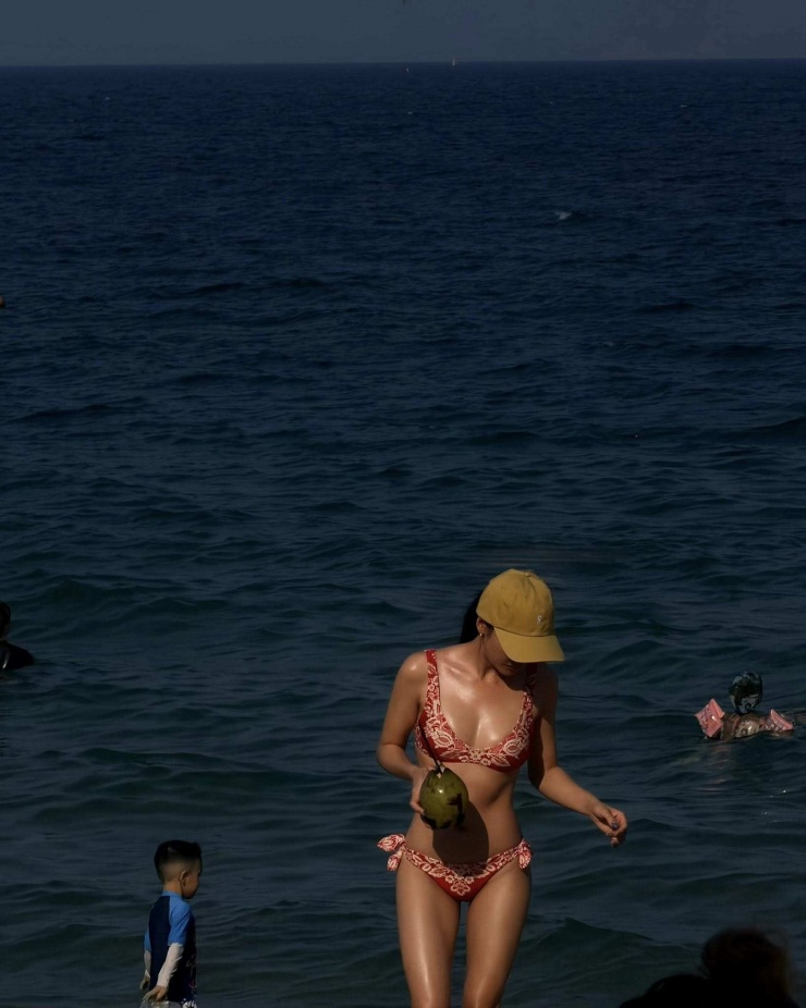 Trương Quỳnh Anh: “Cháy quá em yêu”; Hồng Ngọc: “Ngọt như bánh mật bé ơi”; Bảo Trâm: "Hết nước chấm baby";... trong khi đó Lệ Quyên để lại biểu cảm bất ngờ, cho thấy sự ấn tượng trước vóc dáng của đàn em.