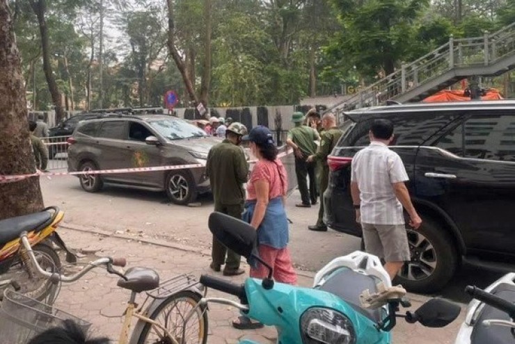 Tài xế ô tô bị hành khách dùng dao tấn công khi đang lái xe ở Hà Nội