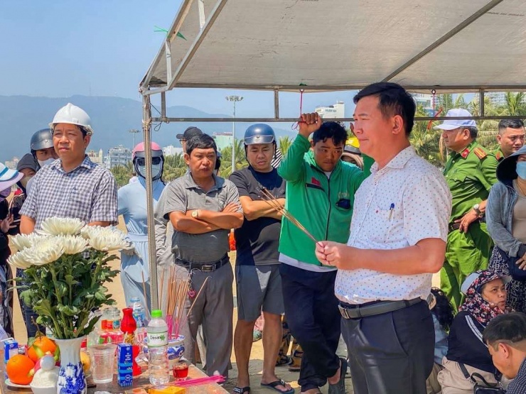 Lực lượng chức năng đang tìm kiếm học sinh mất tích trên biển Quy Nhơn vào sáng 6/4.