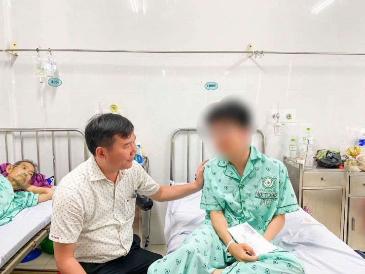 Ông Phan Tuấn Hoàng - Phó Chủ tịch Thường trực UBND phường Quy Nhơn, tỉnh Gia Lai thăm hỏi, động viên em Nguyễn Nguyên Hoàng, học sinh Trường THPT chuyên Hùng Vương (Gia Lai), trường hợp may mắn được cứu sống khi bị đuối nước khi tắm biển Quy Nhơn.