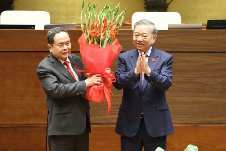 Tổng Bí thư Tô Lâm tặng hoa chúc mừng ông Trần Thanh Mẫn tái đắc cử chức vụ Chủ tịch Quốc hội khóa XVI, nhiệm kỳ 2026-2031 - Ảnh: VGP