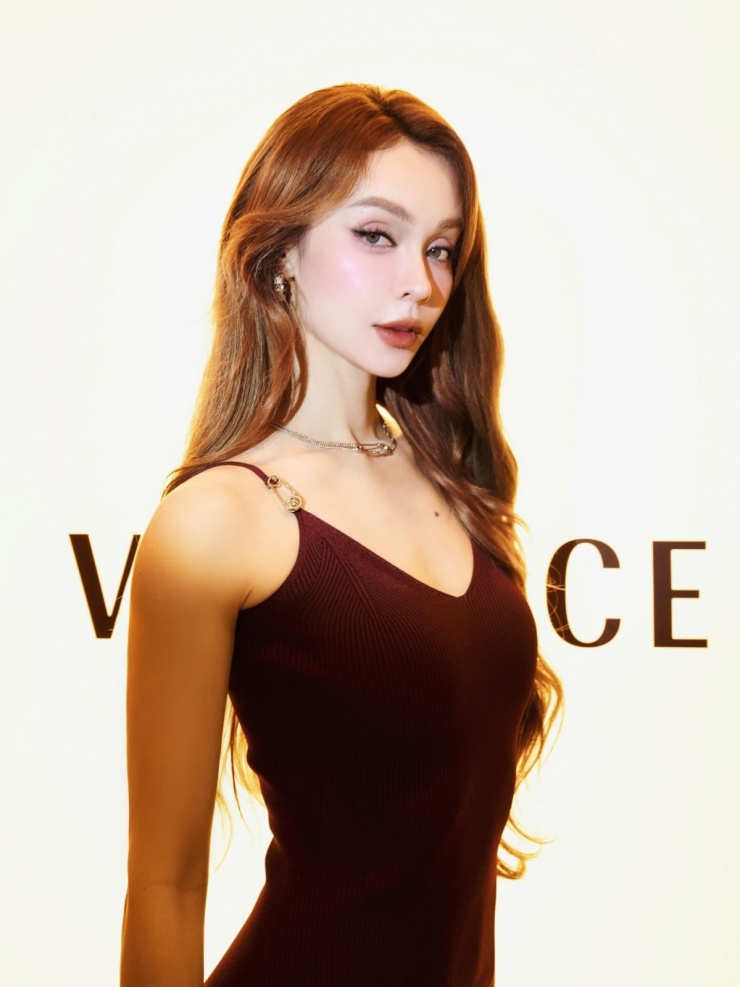 Thiết kế ôm sát cổ chữ V giúp "chị đẹp" 34 tuổi khoe khéo body thanh mảnh.