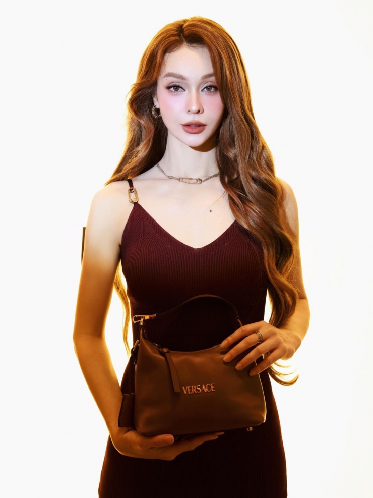 Dự một sự kiện mới đây, MLee khắc họa phong cách thời thượng với chiếc đầm len tăm màu burgundy phom tối giản mà tôn dáng.