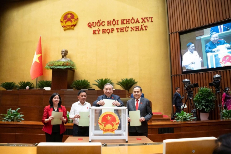 Tổng Bí thư Tô Lâm và đại biểu Quốc hội bỏ phiếu. Ảnh: Media Quốc hội