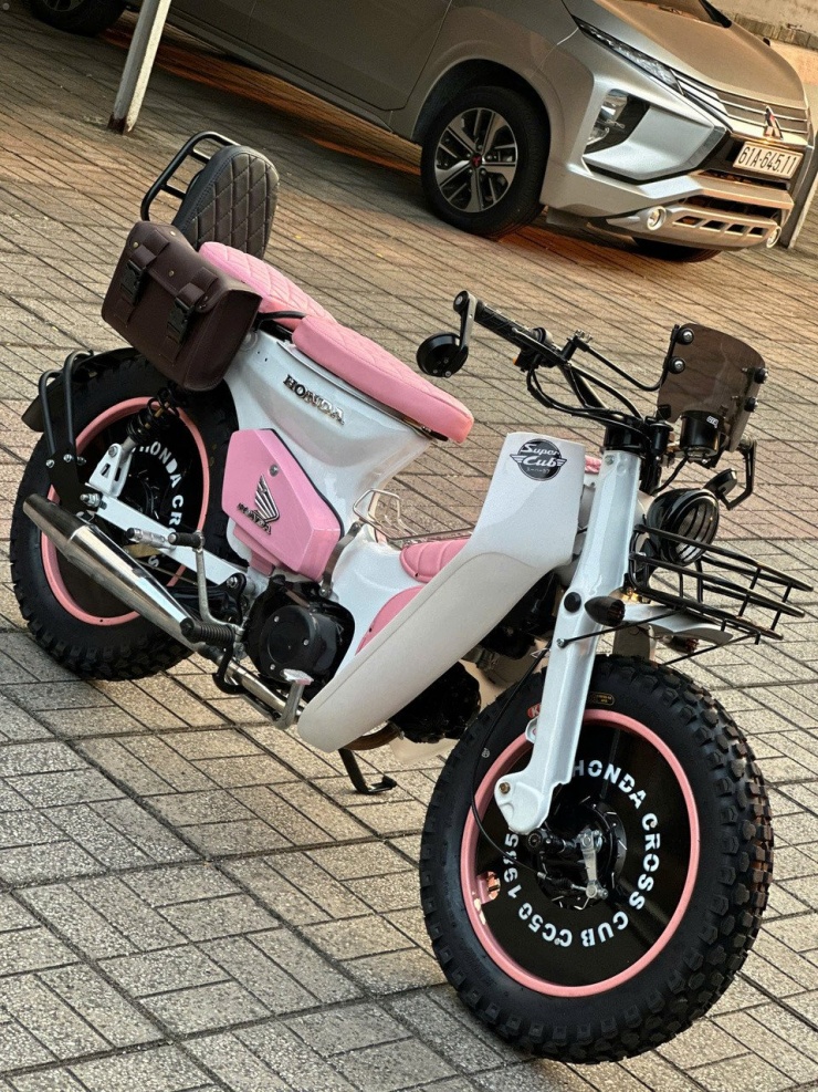 Xe được nâng cấp với nhiều đồ chơi hàng hiệu đắt tiền.&nbsp;