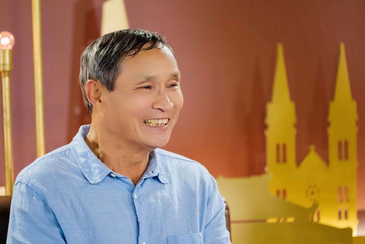 HLV Mai Đức Chung: Tự bỏ tiền túi, xin tài trợ lo từng bữa ăn cho học trò