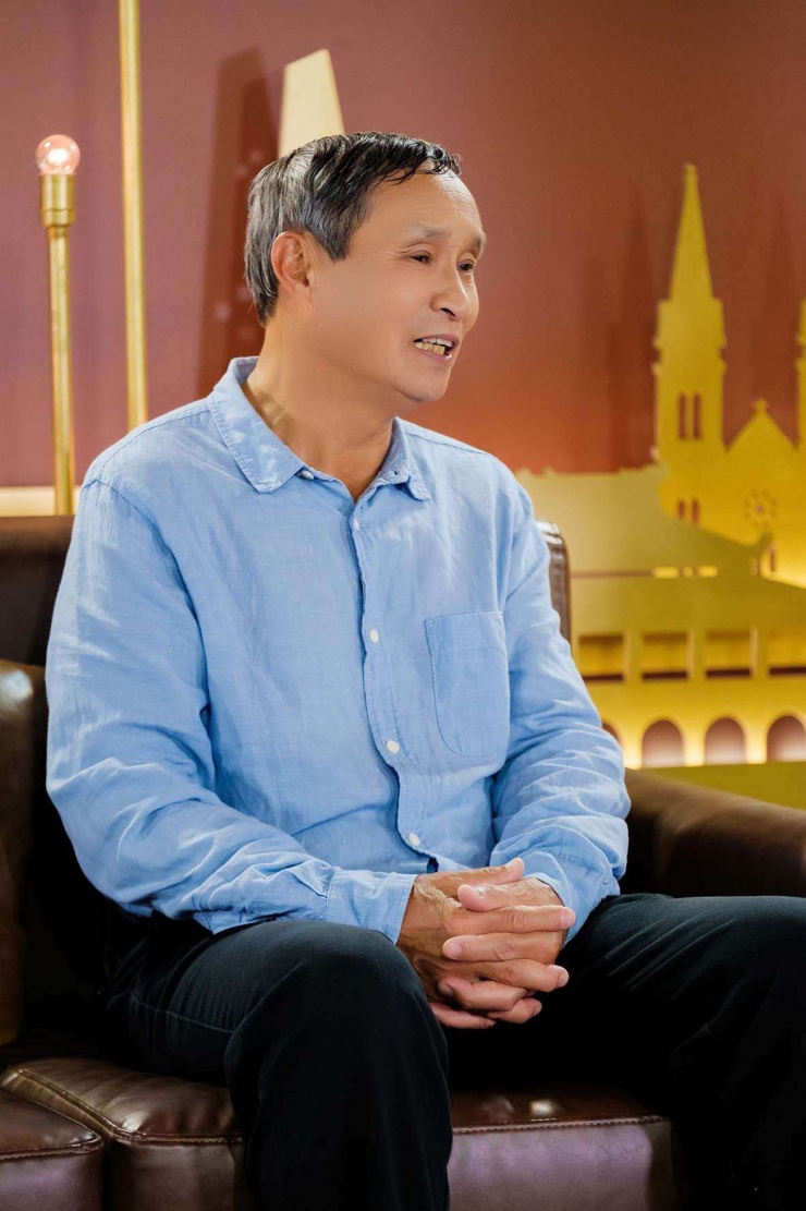 HLV Mai Đức Chung chia sẻ, những chuyến du đấu triền miên khiến ông ít có cơ hội đưa vợ đi chơi. (Ảnh: NVCC)