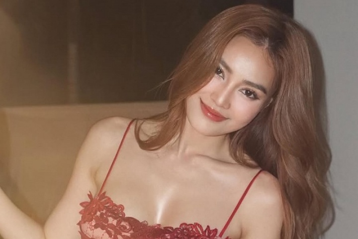 Lan Ngọc phối đồ khoe nội y với trang sức gần 300 triệu đồng