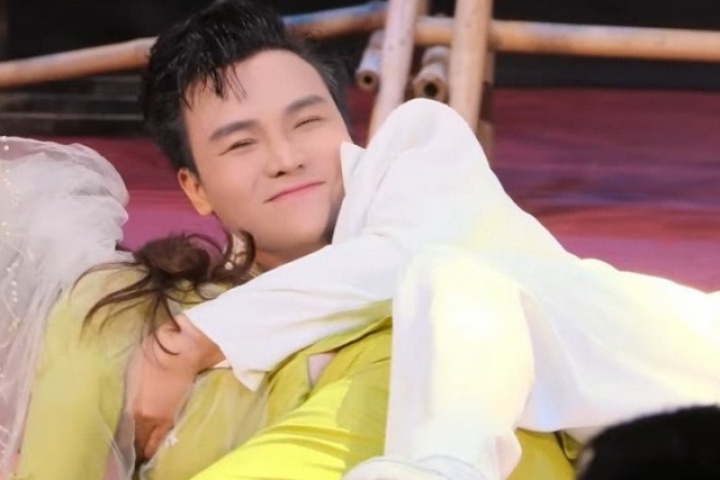 Cháu gái NSƯT Vũ Linh ngả ngớn dung tục và chuyện chi tiền để hát với diva, NSND