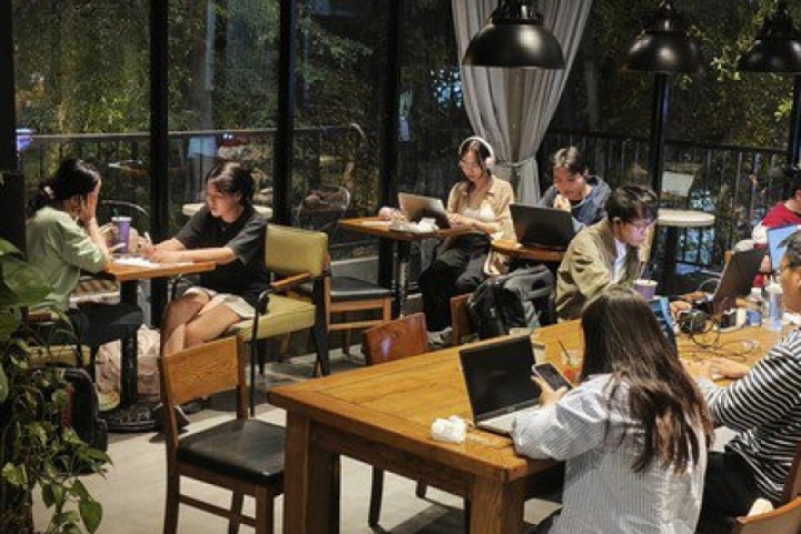 Vào quán cà phê ngồi 10 tiếng chỉ gọi 1 ly nước: Thu phí hay làm ngơ để giữ khách?