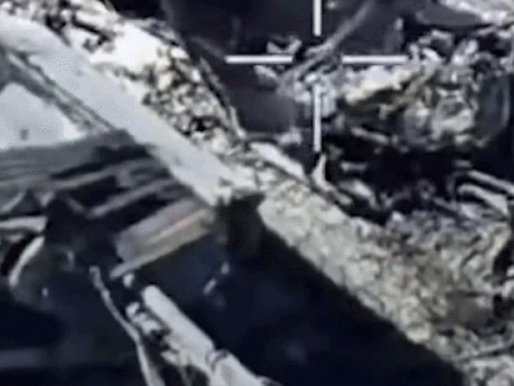 Dày đặc hố bom ở nơi Mỹ giải cứu phi công F-15 khỏi Iran