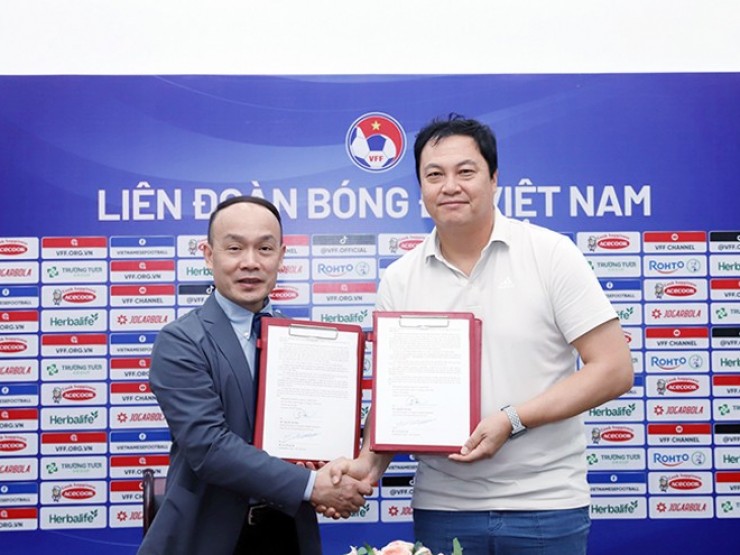 Trợ lý HLV Kim Sang Sik ở ĐT Việt Nam được VFF "thưởng nóng"