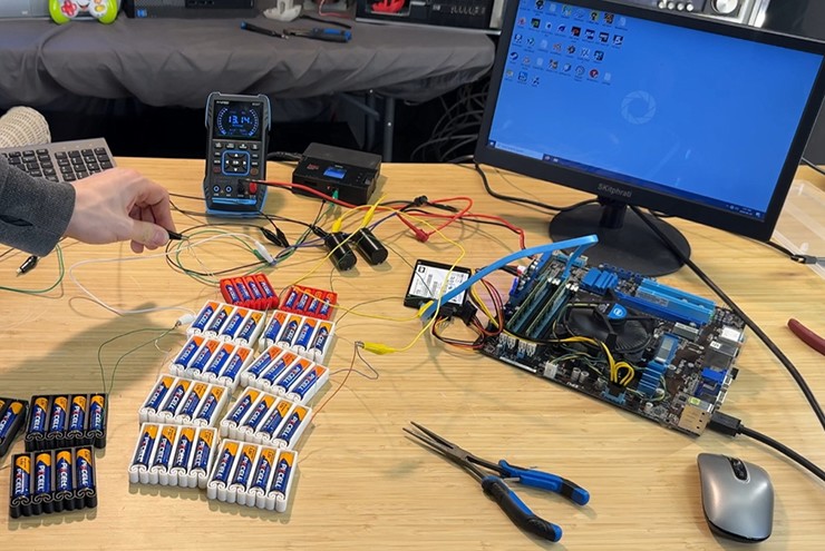 Máy tính thử nghiệm của&nbsp;ScuffedBits cần đến 56 viên pin để hoạt động.