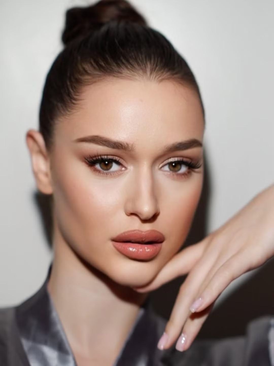 Nữ họa sĩ cao 1,78 m đăng quang hoa hậu - 2