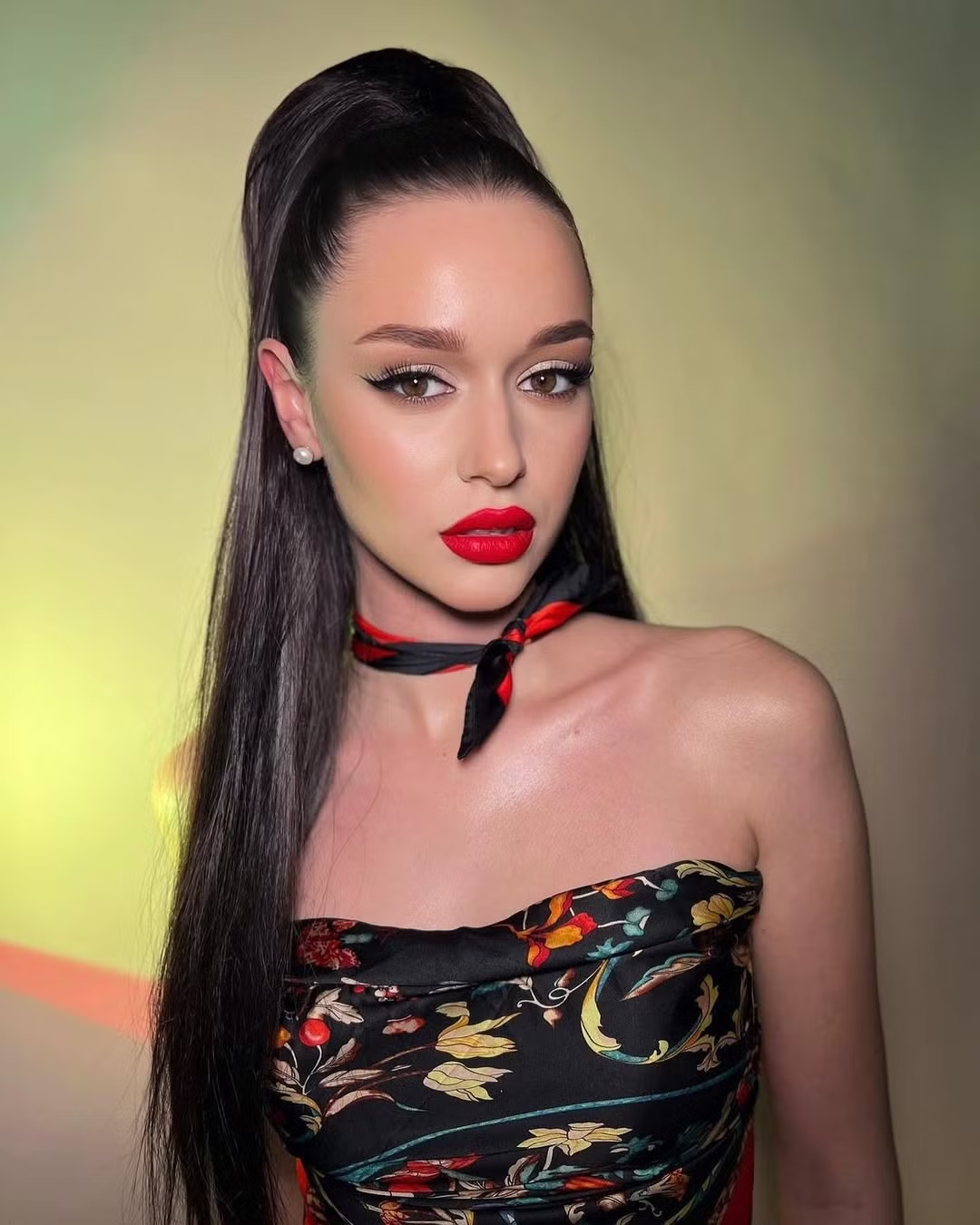 Nữ họa sĩ cao 1,78 m đăng quang hoa hậu - 14