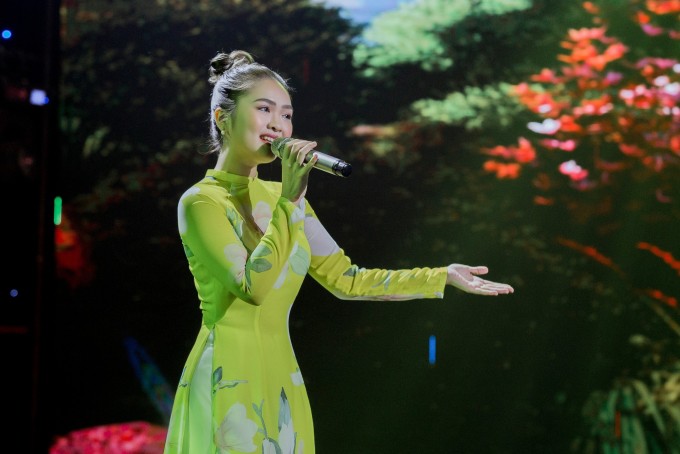 Ca sĩ Thiện Nhân trong một chương trình năm 2023.