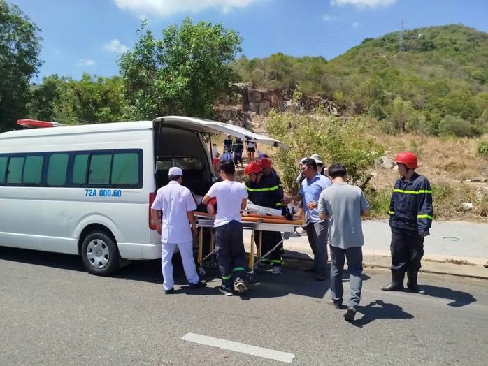 Nạn nhân sau đó được đưa lên xe cứu thương để chuyển tới cơ sở y tế