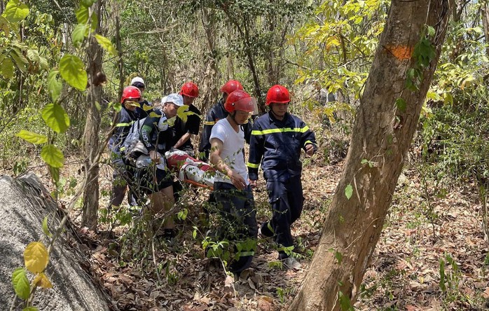 Lực lượng chức năng đưa nạn nhân ra khỏi rừng