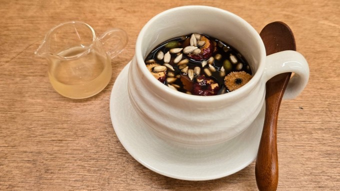 Trà Ssanghwa kết hợp các loại thảo mộc quý như nhân sâm, cam thảo, táo tàu, quế tốt cho sức đề kháng nói chung, hỗ trợ tuần hoàn máu, từ đó giúp làn da tươi tắn, hồng hào.