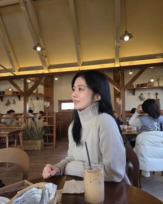 Nhan sắc ít son phấn của Jang Nara ở tuổi 46.