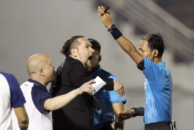 Trọng tài Lê Vũ Linh (phải) truất quyền chỉ đạo của HLV Thanh Hóa Velizar Popov ở trận hòa CLB TP HCM 2-2 tại vòng 13 V-League 2024-2025, trên sân Thống Nhất tối 14/2. Ảnh: Đức Đồng