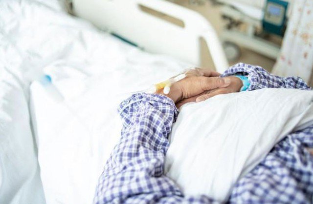 Khi viện phí tăng cao, ông Tôn nhờ con trai hỗ trợ tài chính nhưng bị từ chối. Ảnh minh họa