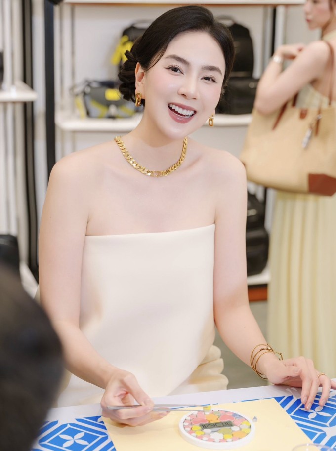 Ảnh sao 6/4: 'Công chúa hàng hiệu' Tiên Nguyễn khoe ngực đầy, eo thon - 10