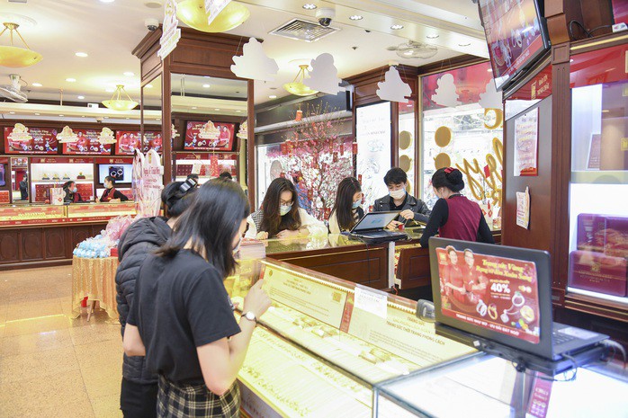 Khách giao dịch tại công ty Bảo Tín Minh Châu. Ảnh: NLĐ