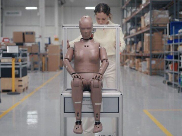 Hình nộm mô phỏng phụ nữ của NHTSA. (Ảnh: The New York Times)