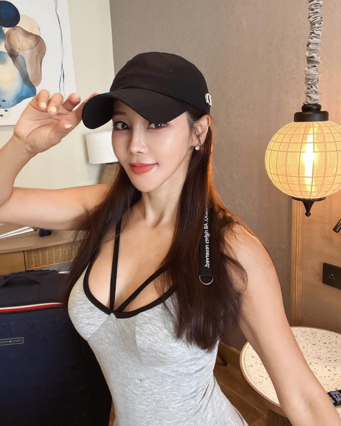 Nhờ duy trì những thói quen đơn giản nhưng đều đặn trong nhiều năm, Shim Mina vẫn giữ được vóc dáng săn chắc và vẻ ngoài trẻ trung ở tuổi ngoài 50. Ảnh: Instagram minakorea