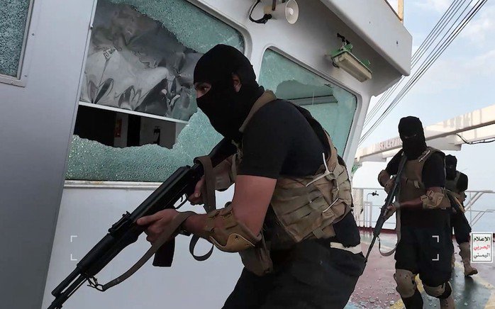 Các tay súng Houthi lên tàu chở hàng treo cờ Liberia trên Biển Đỏ ngoài khơi Yemen vào tháng 7-2025. Ảnh: EPA/Shutterstock