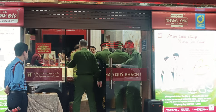 Công an tại cửa hàng vàng Bảo Tín Minh Châu. Ảnh: T.H.