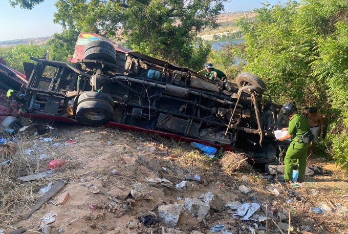 Hiện trường xe khách bị lật. Ảnh: Hồng Lâm