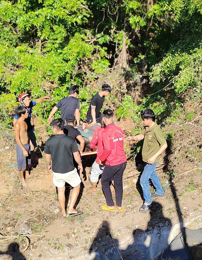 Lực lượng cứu nạn và người dân hỗ trợ đưa các nạn nhân đi cấp cứu. Ảnh: Hồng Lâm