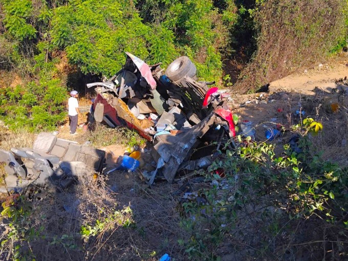 Ôtô khách lao xuống vực, bẹp dúm. Ảnh: Hồng Lâm