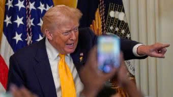 Tổng thống Mỹ Donald Trump liên tục điều chỉnh thời hạn yêu cầu Iran thông suốt eo biển Hormuz. Ảnh: TheWeek.