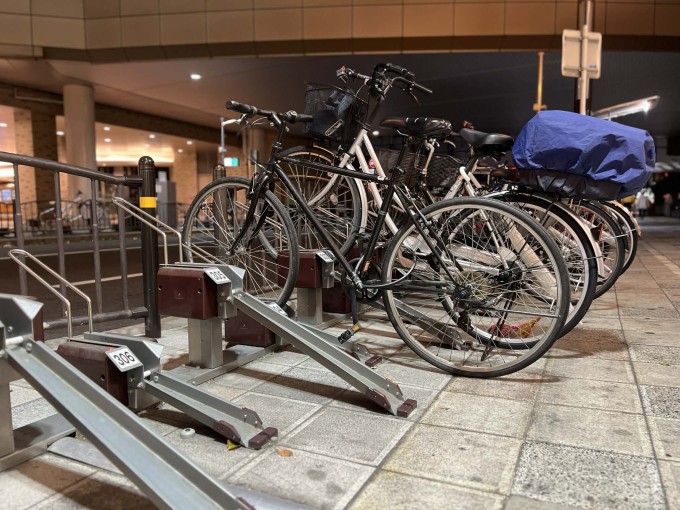 Xe đạp đỗ trên vỉa hè ở Osaka được nâng chiều cao so le để tiết kiệm không gian. Ảnh: Đức Huy