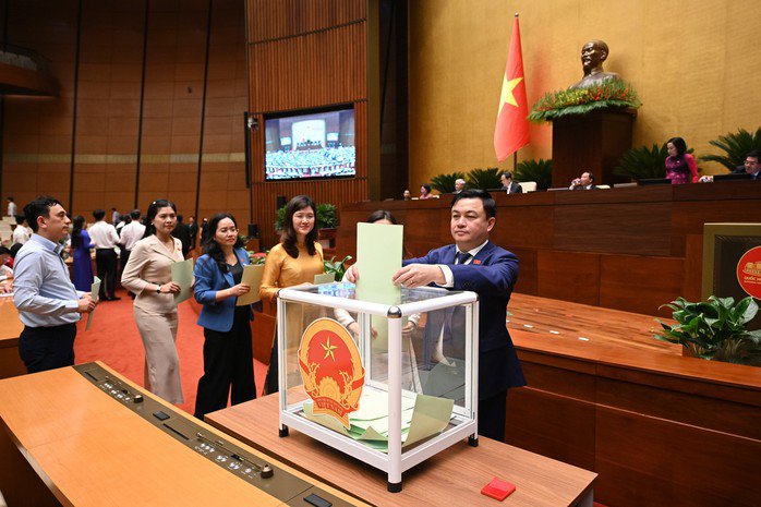 Các đại biểu Quốc hội bỏ phiếu. Ảnh: Phạm Thắng