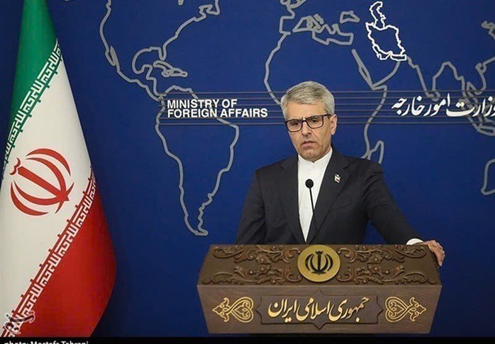 Phát ngôn viên Bộ Ngoại giao Iran Esmaeil Baqaei trong cuộc họp báo ngày 6-4. Ảnh: Tasnim