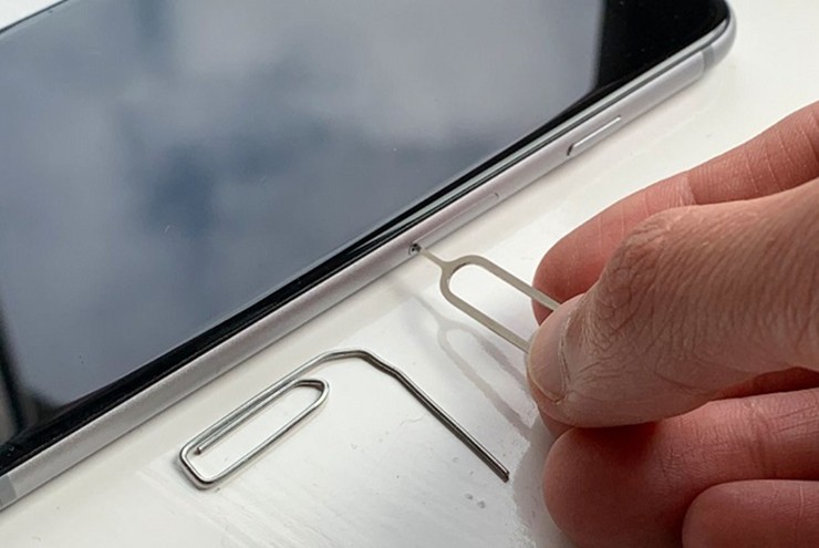 Trong số này, công cụ tháo SIM rất hữu ích trong nhiều trường hợp.