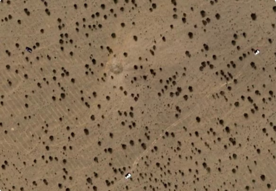 Hình ảnh các hố bom dày đặc ở nơi Mỹ triển khai chiến dịch giải cứu phi công mắc kẹt. (Ảnh: Airbus)