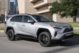 Xe hybrid giữ giá “đáng nể”, Toyota chiếm trọn top đầu