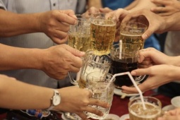 Ép người khác uống rượu, bia sẽ bị phạt 3 triệu đồng