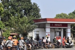 Thế giới chịu tác động ra sao trong cơn khủng hoảng dầu thô?