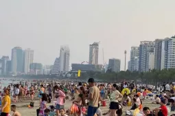 Đông nghịt người tắm biển Đà Nẵng 'giải nhiệt'