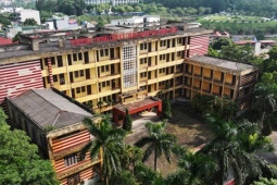 Diễn biến mới vụ trường học 10 năm không khai giảng, thầy giáo đi làm phụ hồ