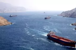 Mỹ yêu cầu mở lại eo biển Hormuz ngay, Iran đáp: Mất chìa khóa rồi!