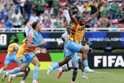 Đội bóng chờ nửa thế kỷ để dự World Cup, cầu thủ được tặng đất, thưởng ô tô